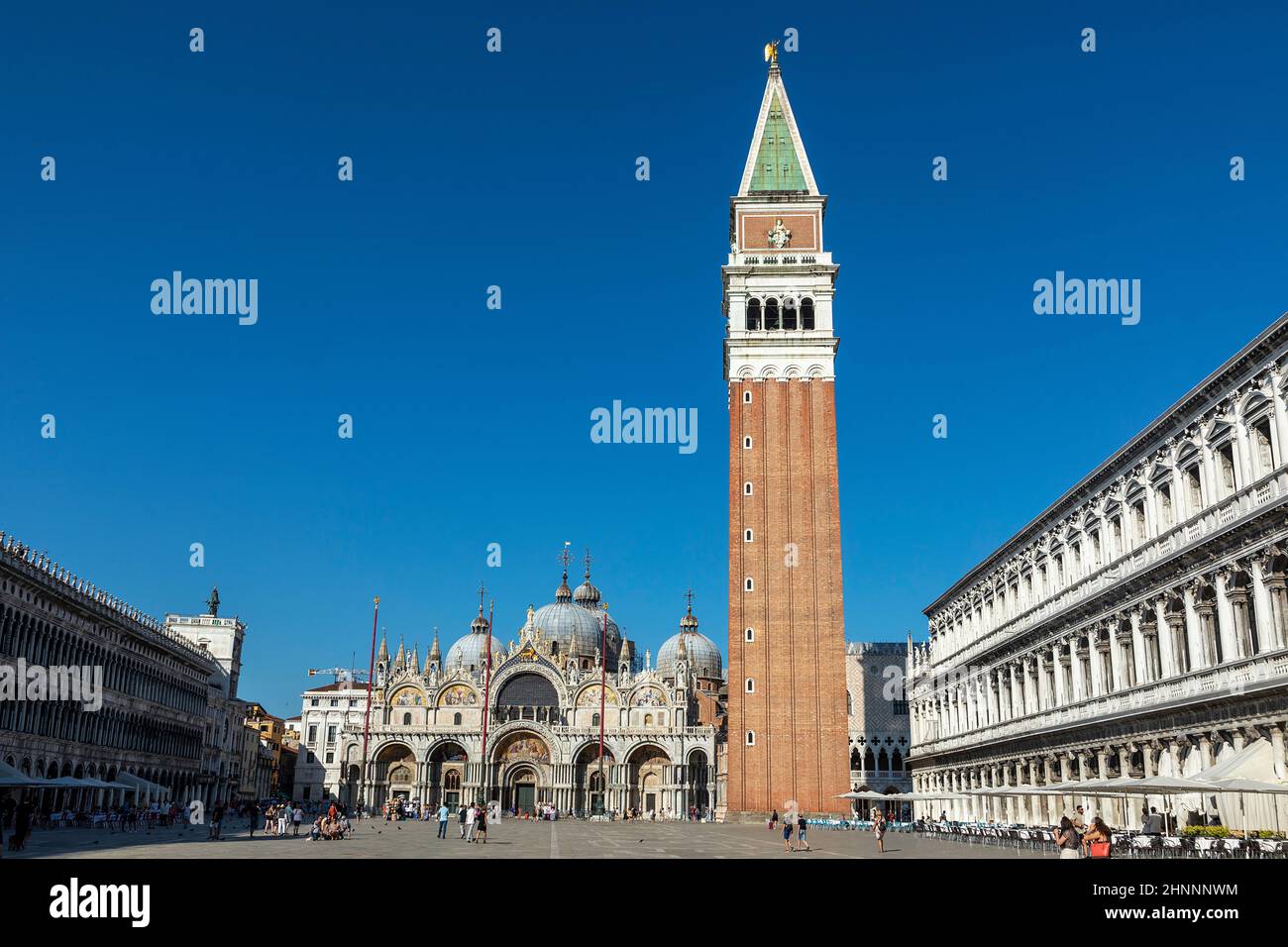 I turisti visitano il campanile di San Marco in Piazza San Marco a Venezia Foto Stock