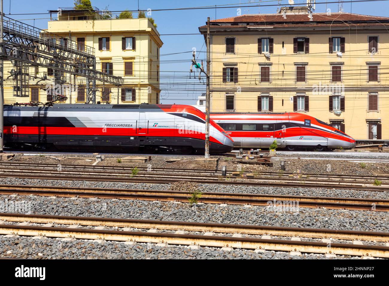 Treno ad alta velocità Frecciarossa - treno rosso en. - Vicino stazione Termini a Roma, Italia. Foto Stock