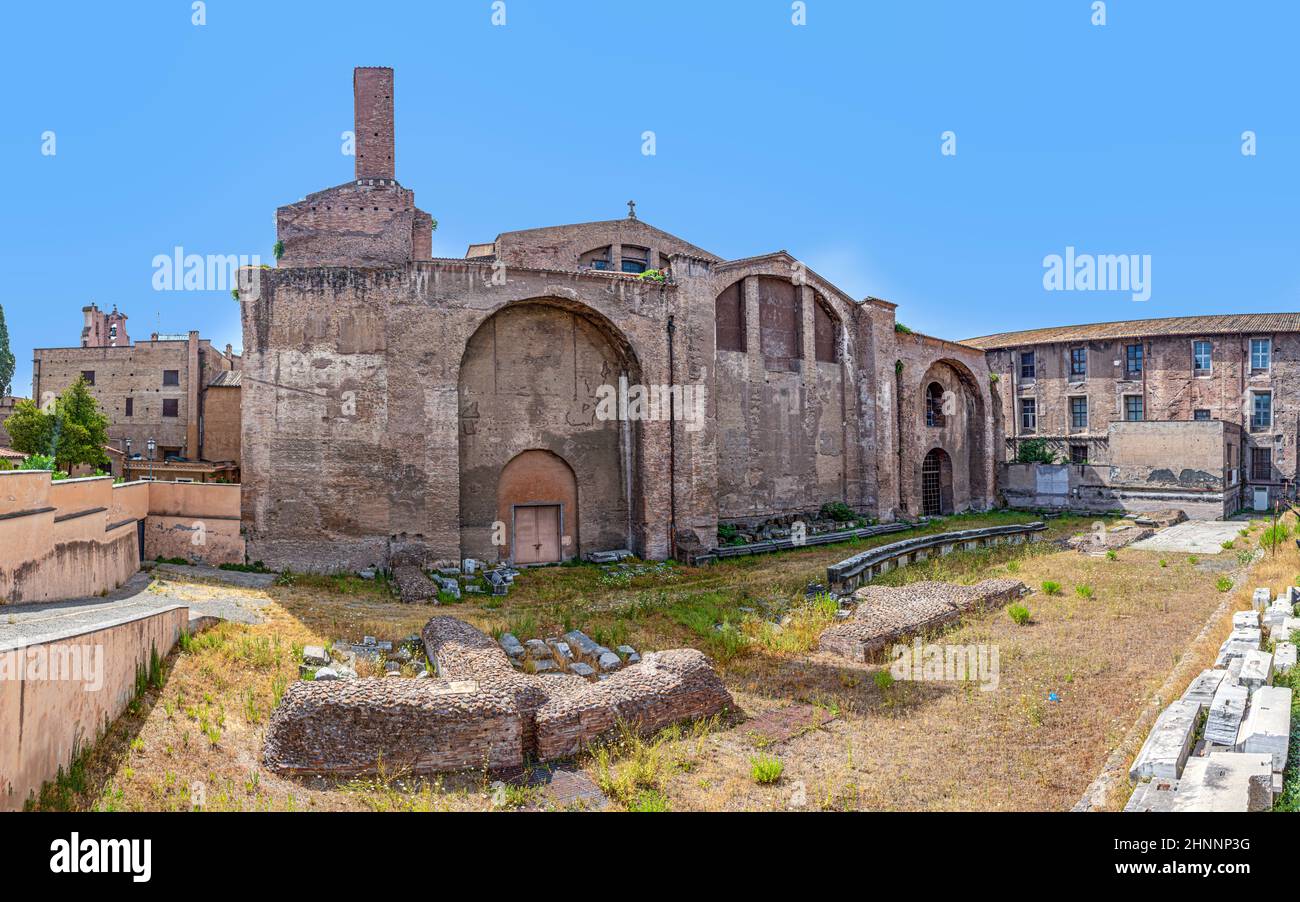 Vista sulle rovine delle terme di Diocleziano, un bagno pubblico storico di epoca romana situato vicino alla stazione Termini di Roma Foto Stock