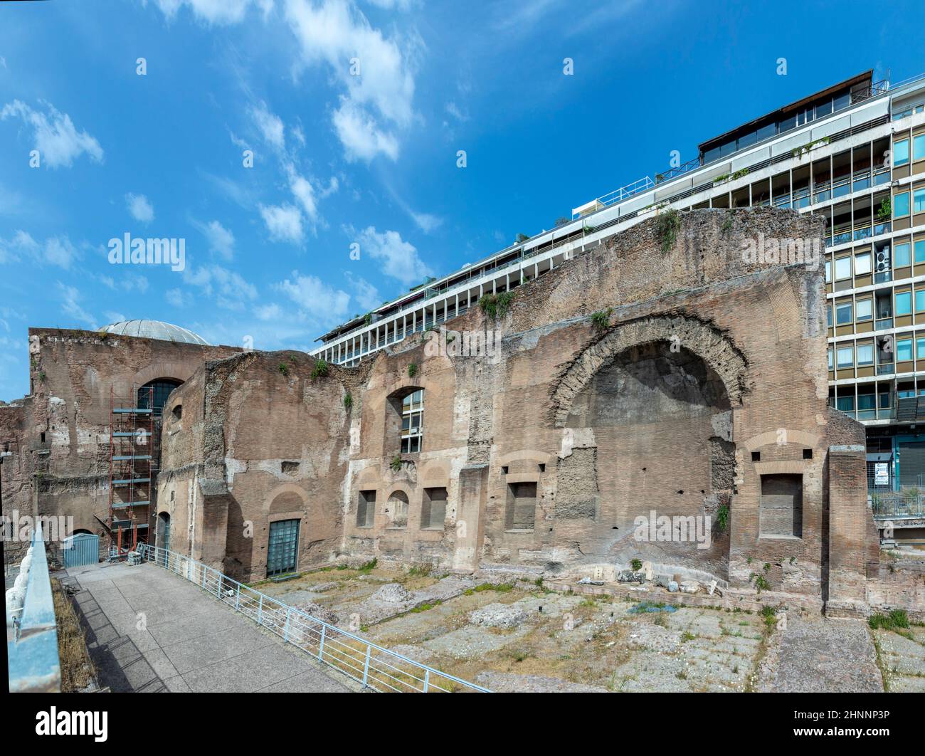 Vista sulle rovine delle terme di Diocleziano, un bagno pubblico storico di epoca romana situato vicino alla stazione Termini di Roma Foto Stock