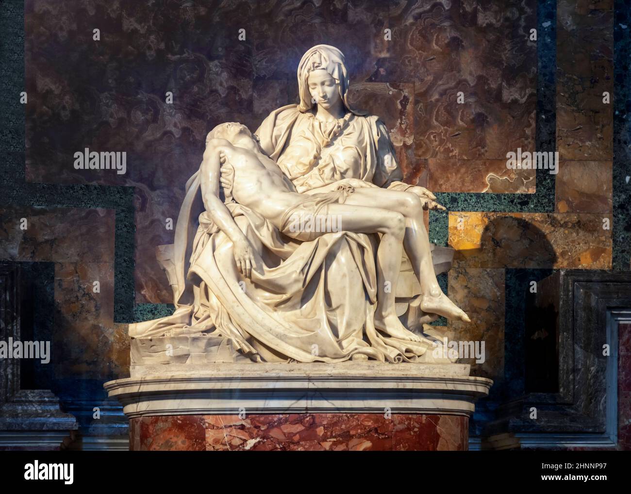 Famosa pieta di Michelangelo all'interno della basilica di San Pietro