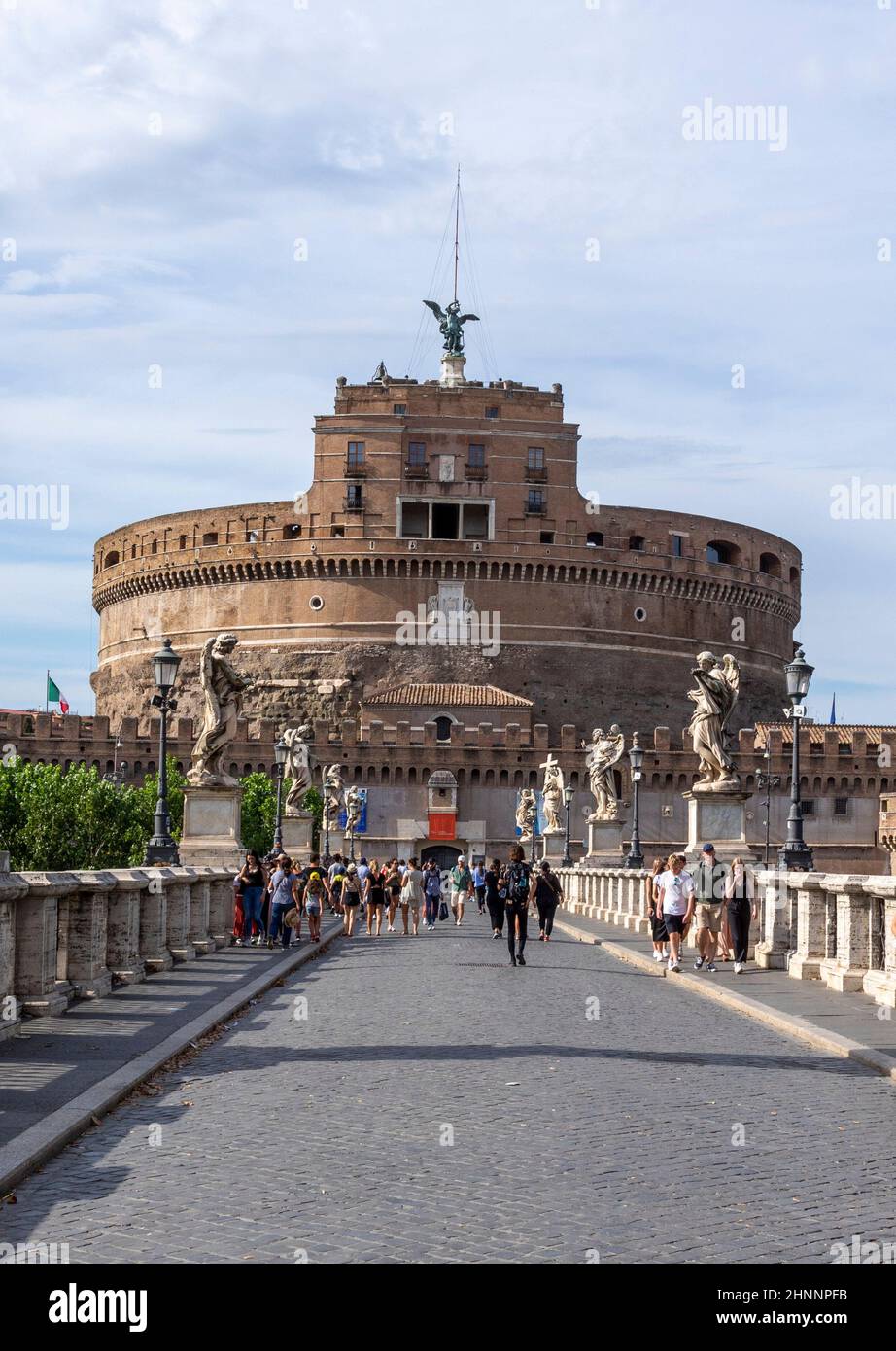 La gente gode di visitare il castello dell'angelo santo a Roma attraversando il fiume Tevere al ponte degli angeli santi a Roma, Italia. Foto Stock