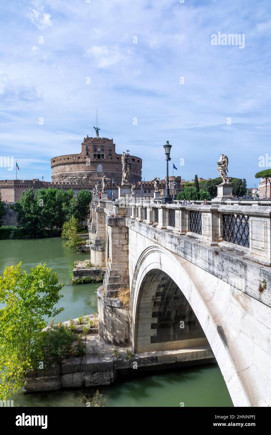 La gente gode di visitare il castello dell'angelo santo a Roma attraversando il fiume Tevere al ponte degli angeli santi a Roma, Italia. Foto Stock