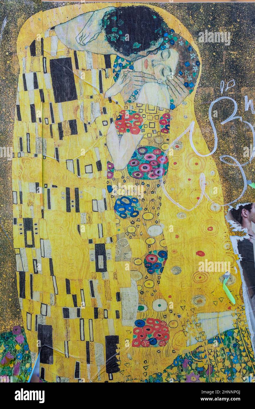 Murale del dipinto il bacio del pittore tedesco klimt ad una parete di casa nel quartiere romano Trastevere Foto Stock