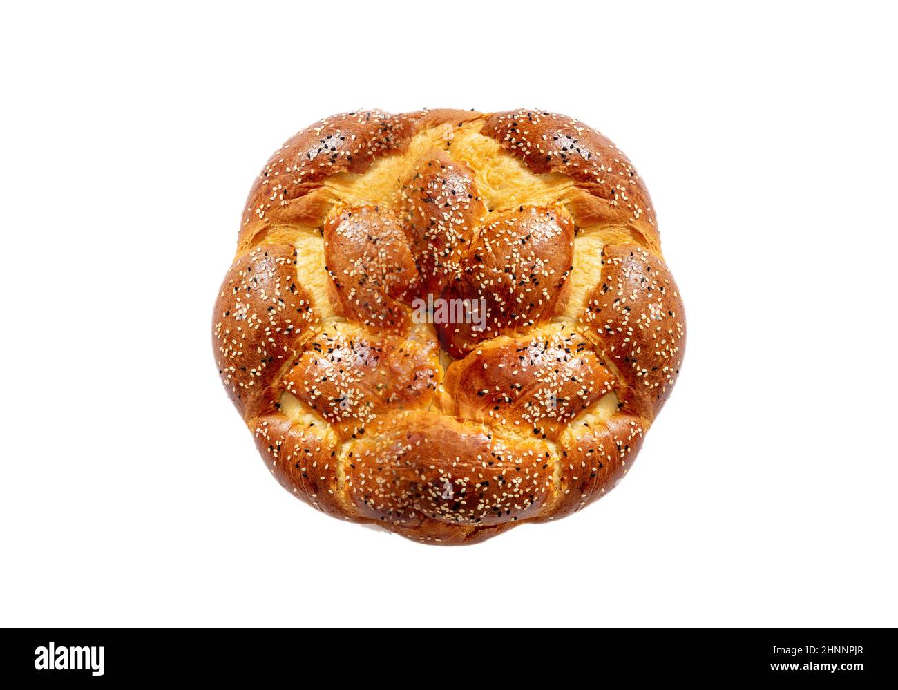 Pasqua greco tsoureki treccia, pane dolce cozonac isolato tagliato su sfondo bianco. Brioche rotonda intrecciata, sfida tradizionale festiva, vista dall'alto, d Foto Stock