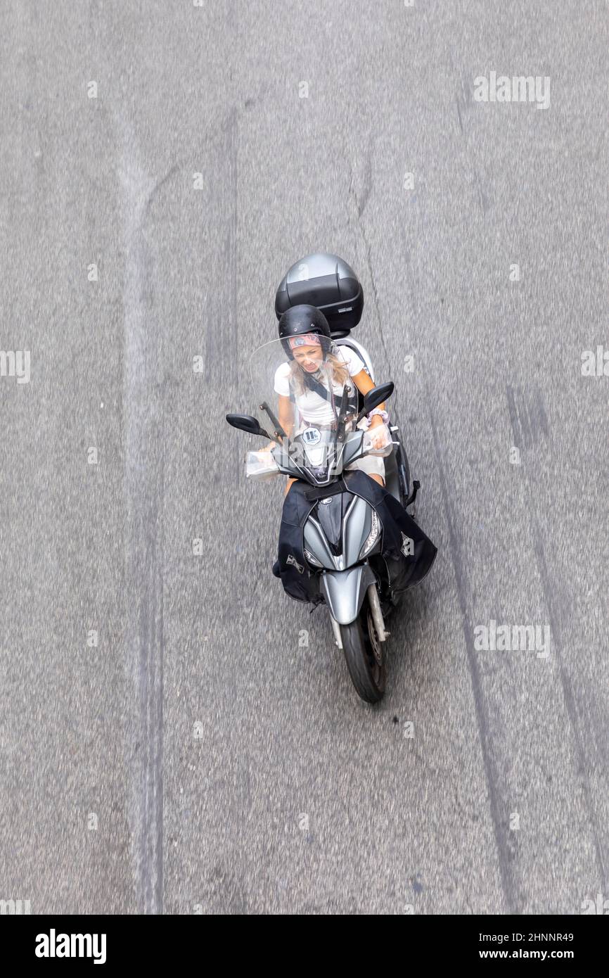 Persone in moto a Roma in vista areale. Molte persone a Roma usano le moto per evitare ingorghi Foto Stock