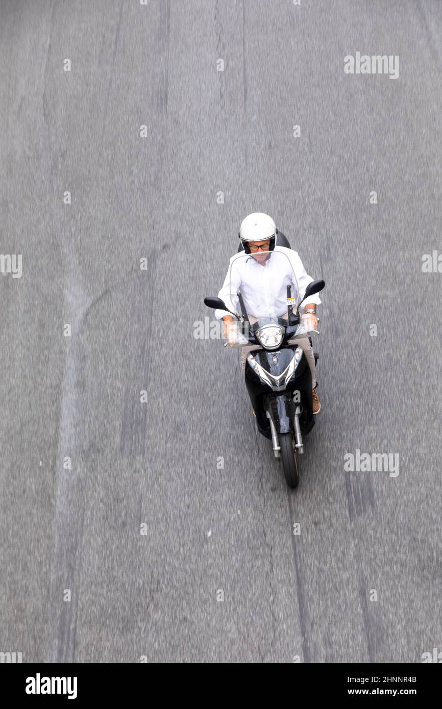 Persone in moto a Roma in vista areale. Molte persone a Roma usano le moto per evitare ingorghi Foto Stock