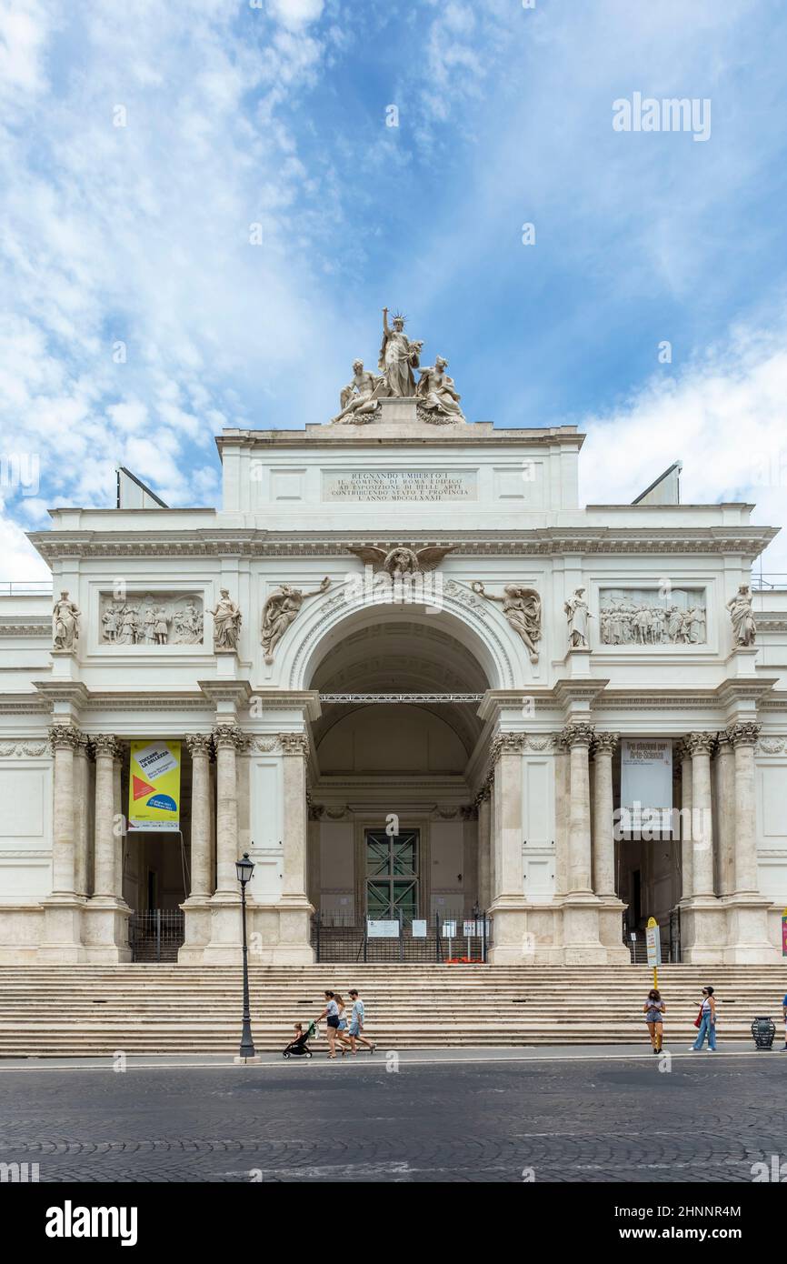Palazzo delle Esposizioni è una sala espositiva neoclassica, centro culturale e museo a Roma, Italia con iscrizione Re Umberto offre alla città di Roma questo museo Foto Stock