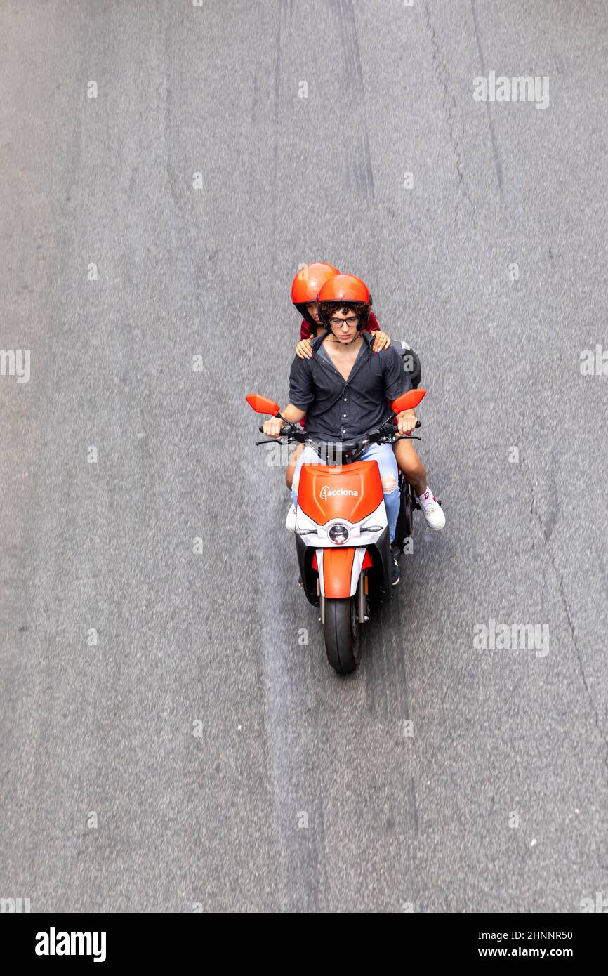 Persone in moto a Roma in vista areale. Molte persone a Roma usano le moto per evitare ingorghi Foto Stock
