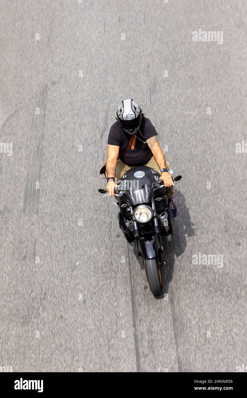 Persone in moto a Roma in vista areale. Molte persone a Roma usano le moto per evitare ingorghi Foto Stock