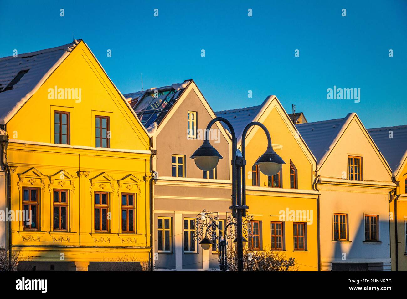Storiche case borghere sulla piazza illuminata dal sole del mattino. Città di Zilina, Slovacchia, Europa. Foto Stock