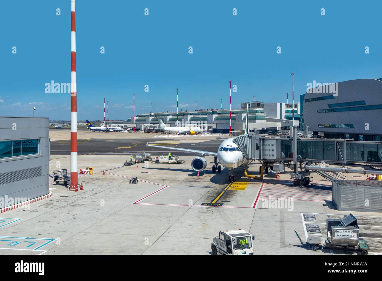 Vista su porta e teerminal con aereo all'aeroporto romano di Fiumicino a Roma. E' il più grande aeroporto d'Italia. Foto Stock