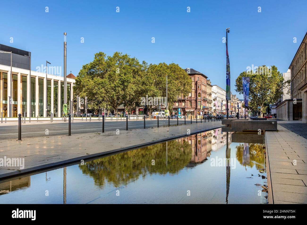 Il nuovo RheinMain CongressCenter di Wiesbaden, aperto come evento, congresso, fiera e centro meeting nell'aprile 2018, è ora un centro di vaccinazione Covid Foto Stock