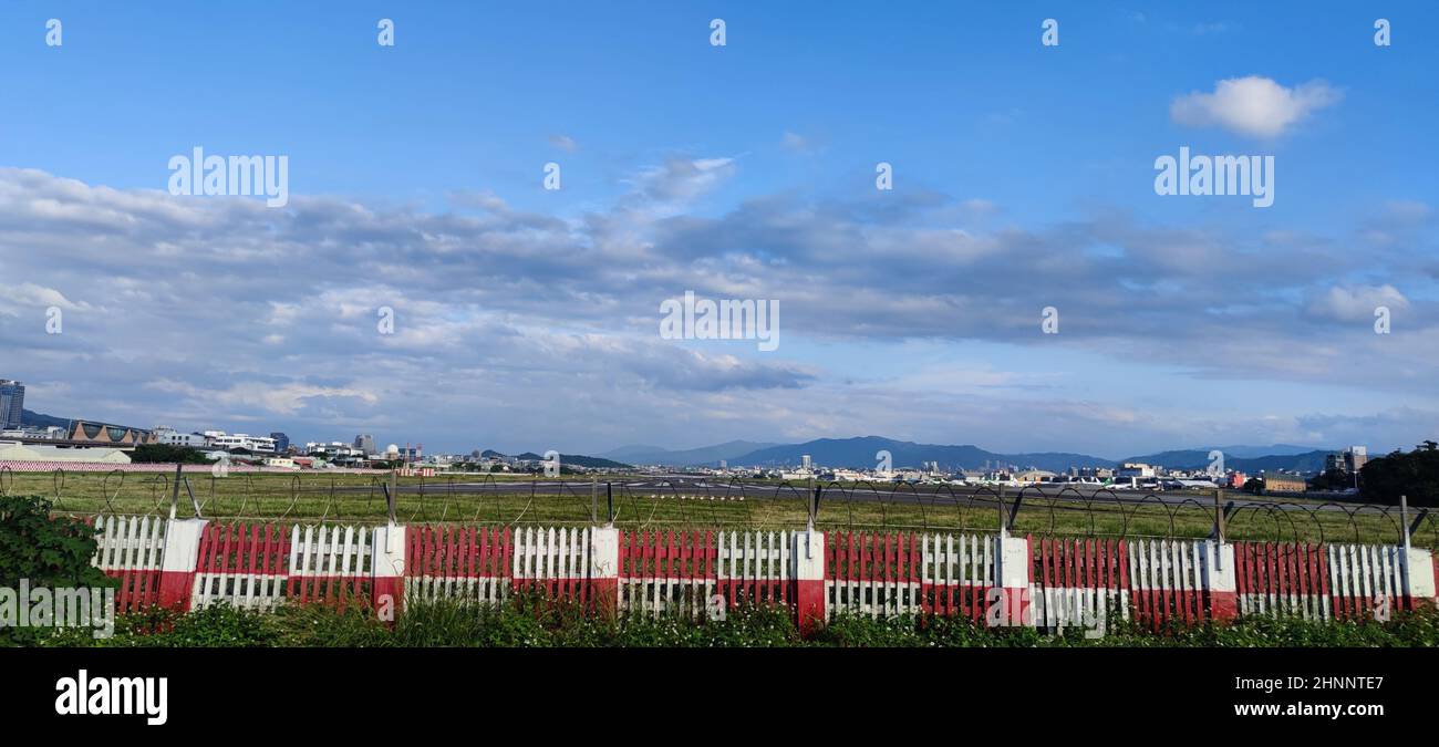 Volo in taxi all'Aeroporto Taipei Songshan di Taipei, Taiwan Foto Stock