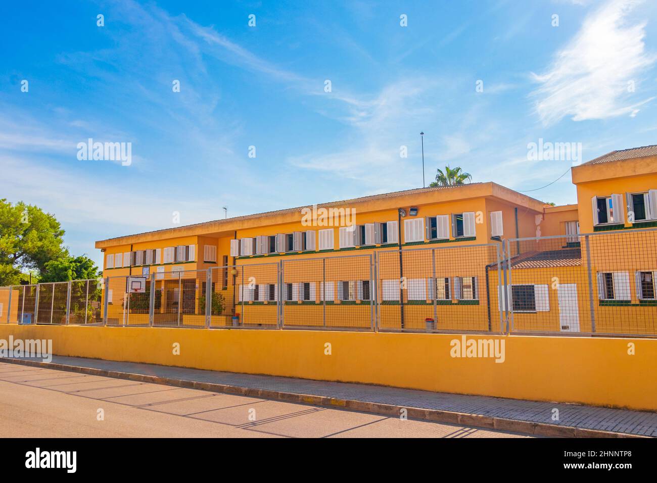 Scuola gialla a Can Picafort sull'isola delle Baleari Mallorca Spagna. Foto Stock