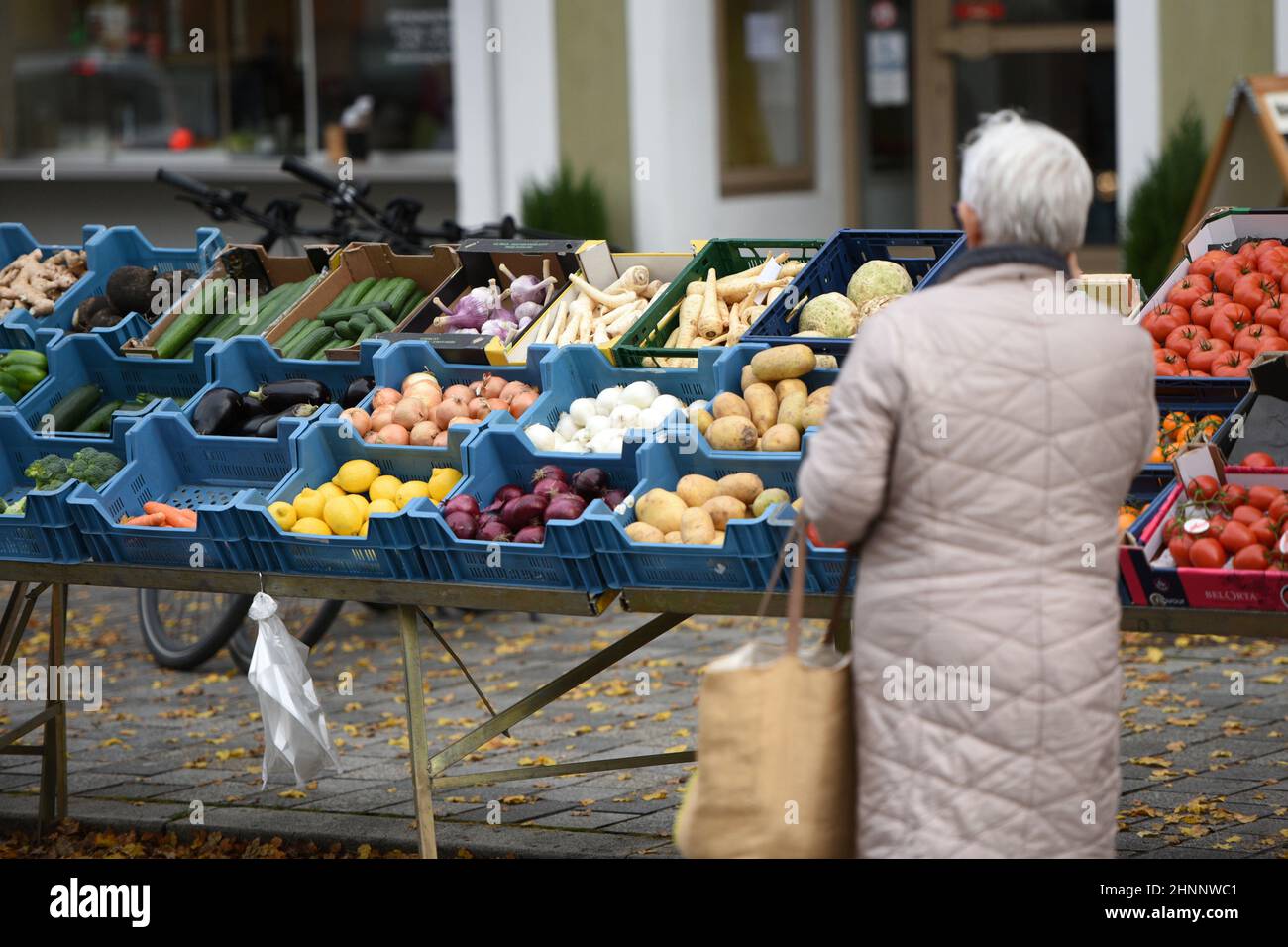 Wochenmarkt a Braunau (Oberösterreich, Österreich, Europa) - mercato verde settimanale a Braunau (Austria superiore, Europa) Foto Stock