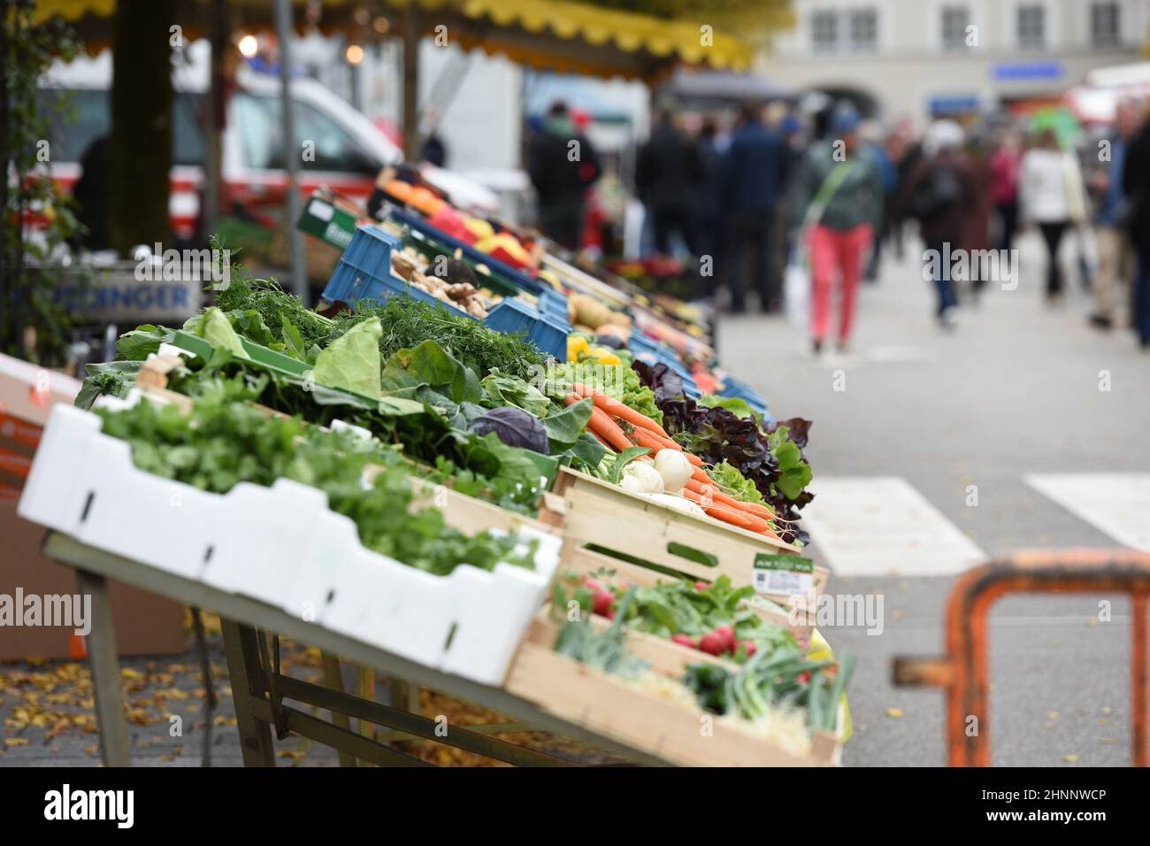 Wochenmarkt a Braunau (Oberösterreich, Österreich, Europa) - mercato verde settimanale a Braunau (Austria superiore, Europa) Foto Stock
