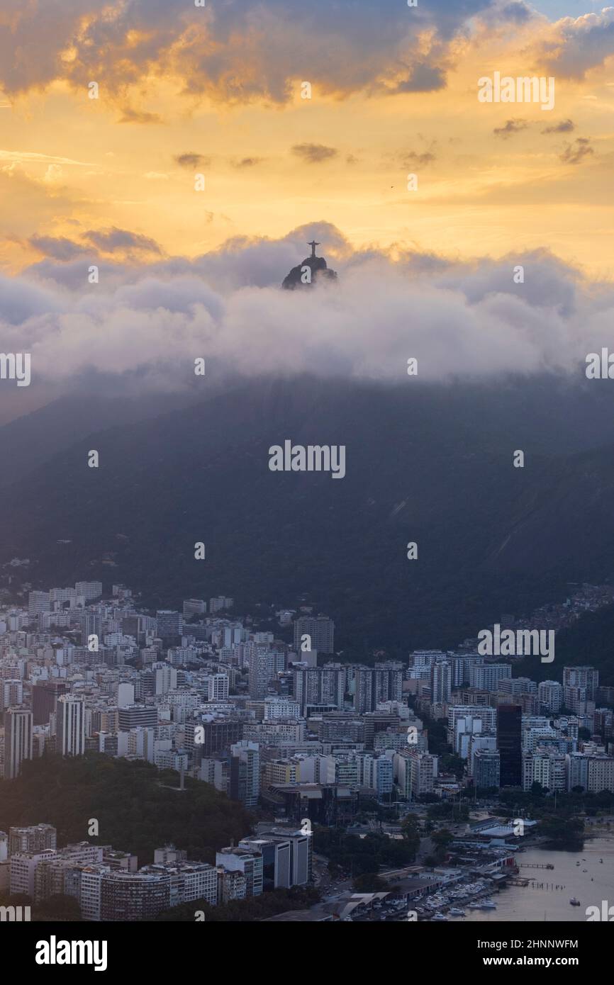 Brasile, Rio de Janeiro. Skyline urbano, quartiere Botafogo, appartamenti ed edifici commerciali, la statua di Cristo sul Corcovado, le montagne e il mare. Foto Stock