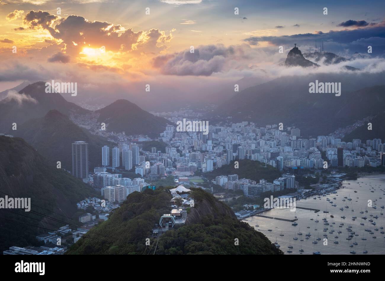 Brasile. Skyline di Rio de Janeiro dal Pan di zucchero, con la Statua del Cristo, la collina di Urca, la baia di Guanabara e il quartiere Botafogo Foto Stock