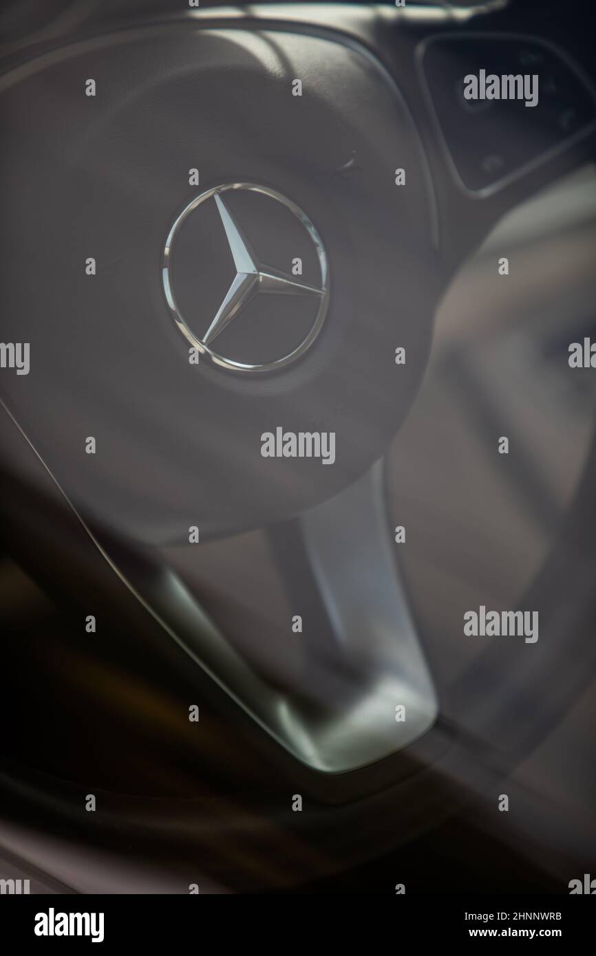 Logo Mercedes Benz sul volante Foto Stock