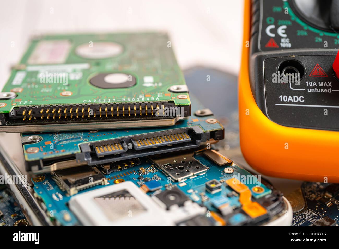 Multimetro elettronico digitale per misurare la tensione elettrica. Foto Stock