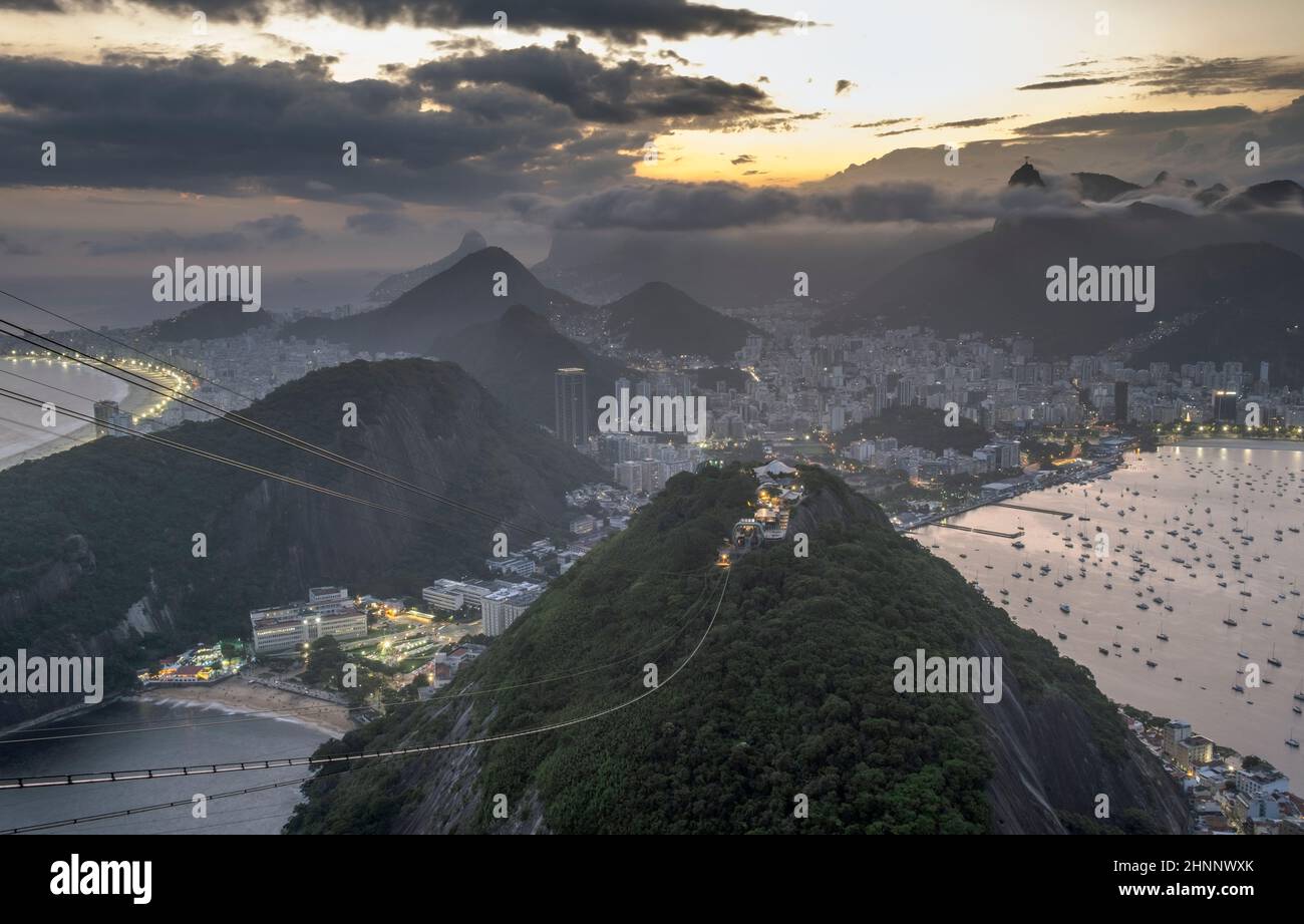 Rio de Janeiro. Paesaggio Carioca dal Pan di zucchero con funivie su Morro da Urca, Urca, Botafogo Bay, Copacabana Beach e statua di Cristo Foto Stock