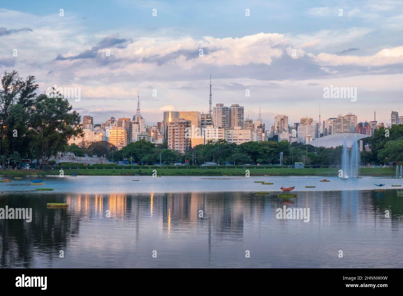 Brasile, Sao Paulo, Città di Sao Paulo, vista del lago e fontane nel Parco Ibirapuera nel tardo pomeriggio, skyline della città, giorno d'estate Foto Stock
