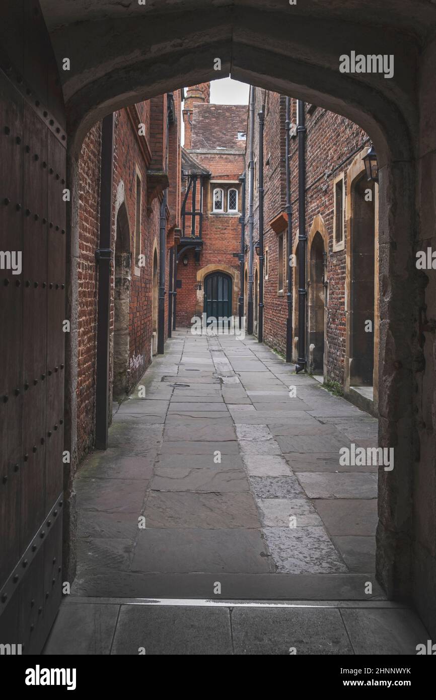 Fish Court - un sistema di refrigerazione iniziale ombreggiato presso gli edifici da cucina dell'epoca Tudor del 16th secolo di Henry VIII, Hampton Court Palace, Londra, Regno Unito Foto Stock