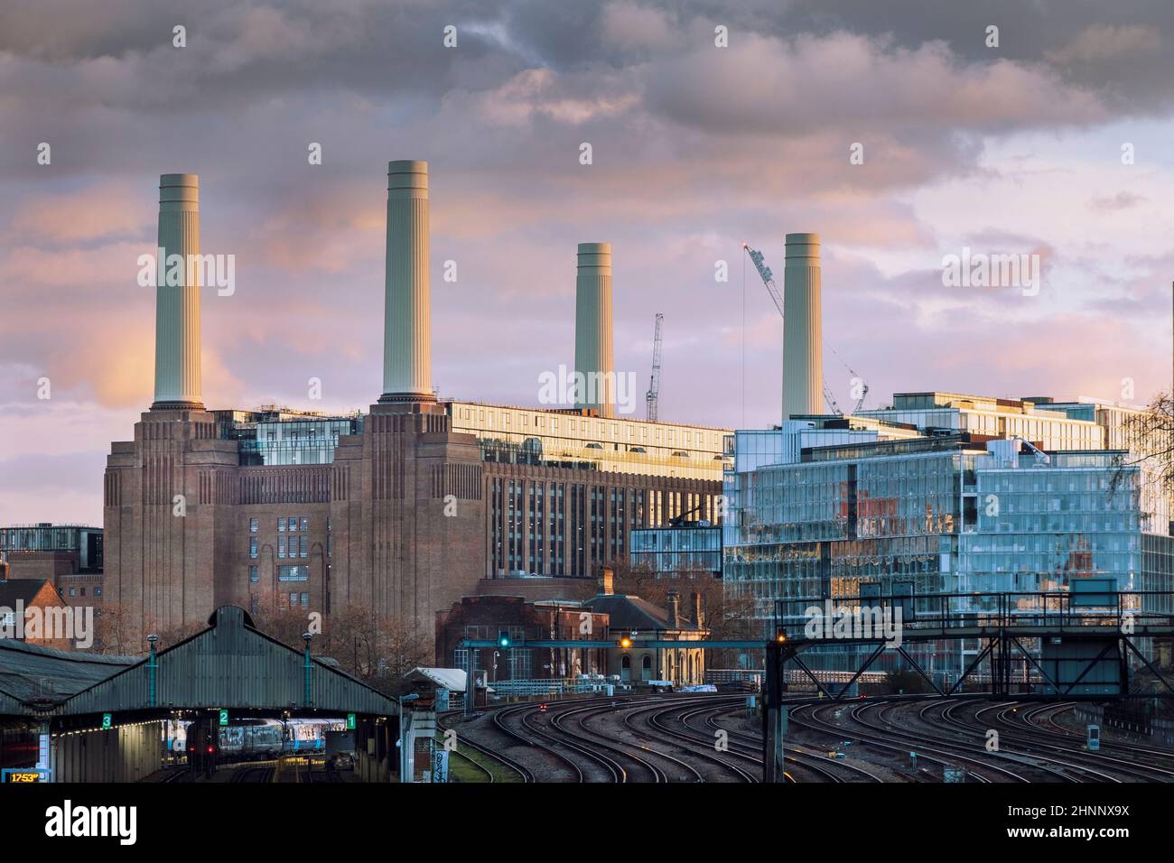La centrale elettrica di Battersea e le linee ferroviarie fino al capolinea della Victoria Railway, sotto un suggestivo cielo serale, Londra, Regno Unito Foto Stock
