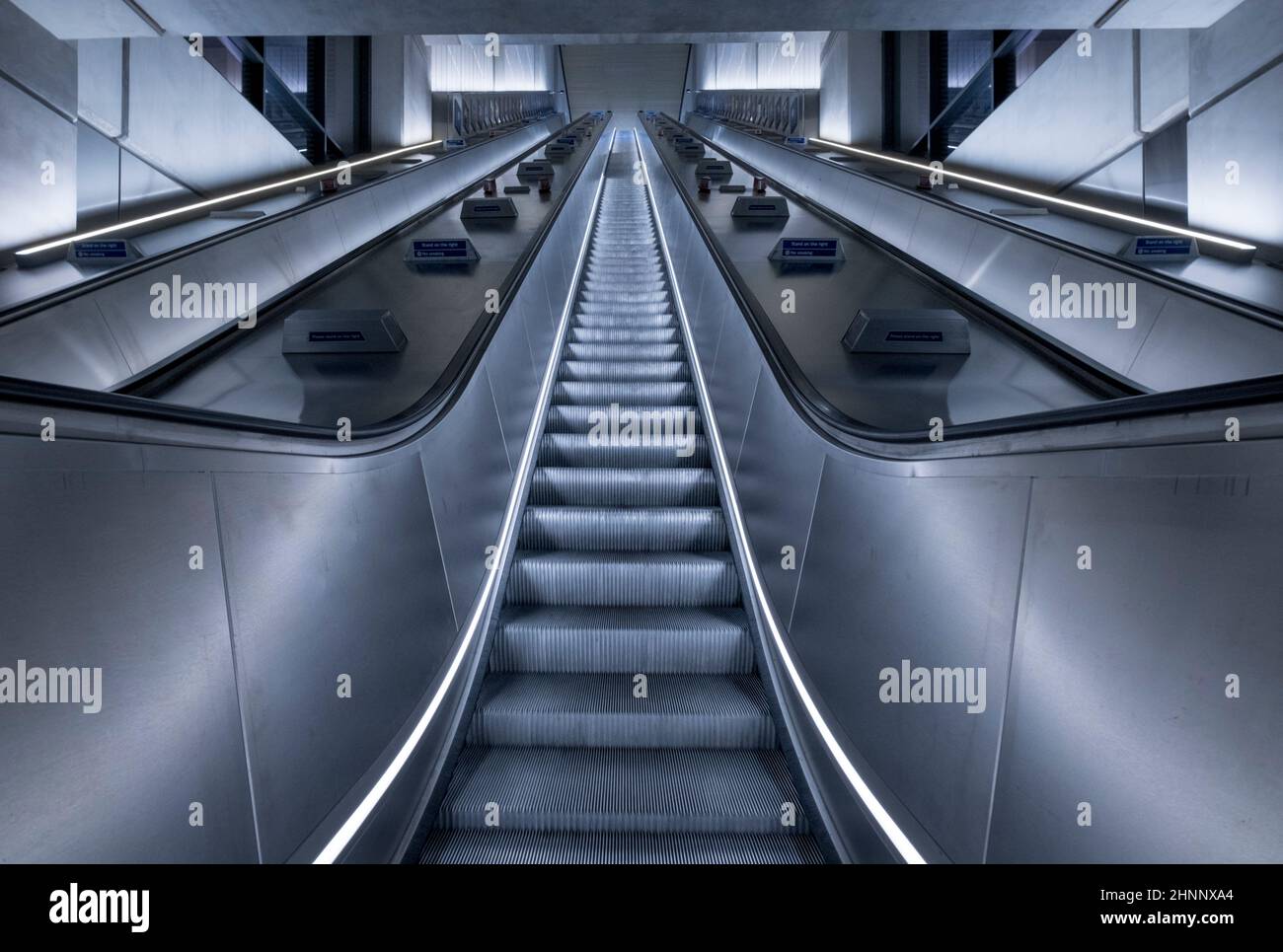 Regno Unito, Inghilterra, Londra, scala mobile all'interno della stazione della metropolitana di Battersea Power Foto Stock