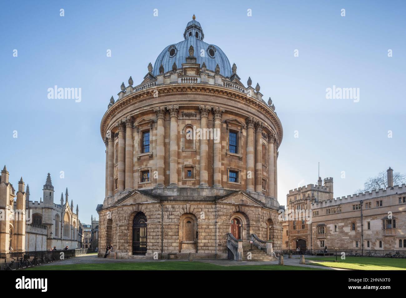 Radcliffe Camera (architetto: James Gibbs), parte della Bodleian Library, Brasenose & All Soul's colleges destra e sinistra di Frame, Università di Oxford, Regno Unito Foto Stock