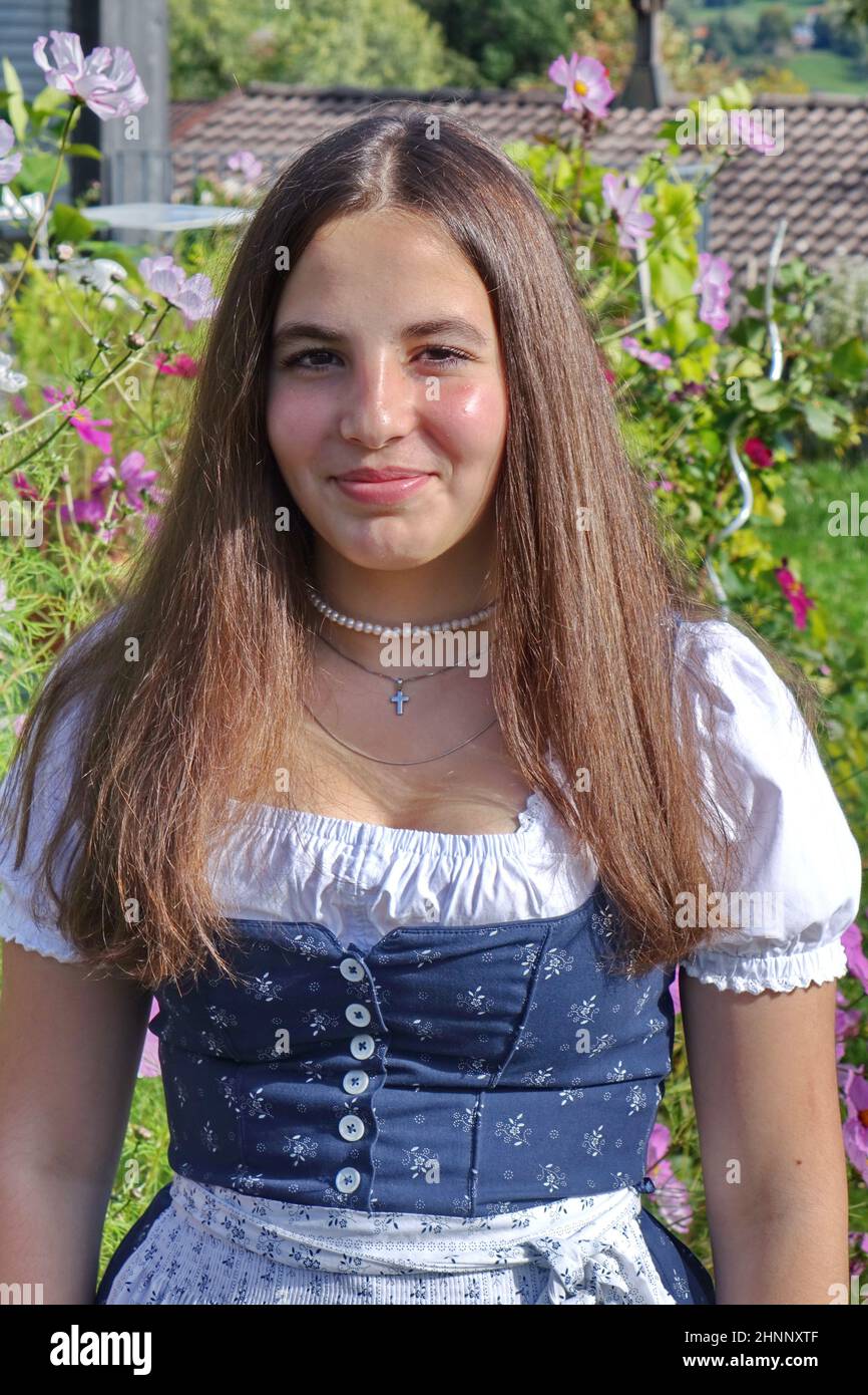 ragazza, ragazza di 16 anni, costume tradizionale, sorriso, capelli lunghi Foto Stock