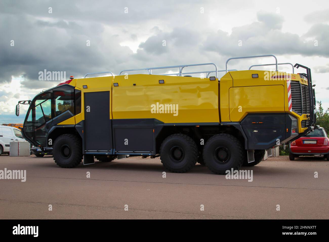 Un motore antincendio speciale per un aeroporto in un parcheggio. Foto Stock