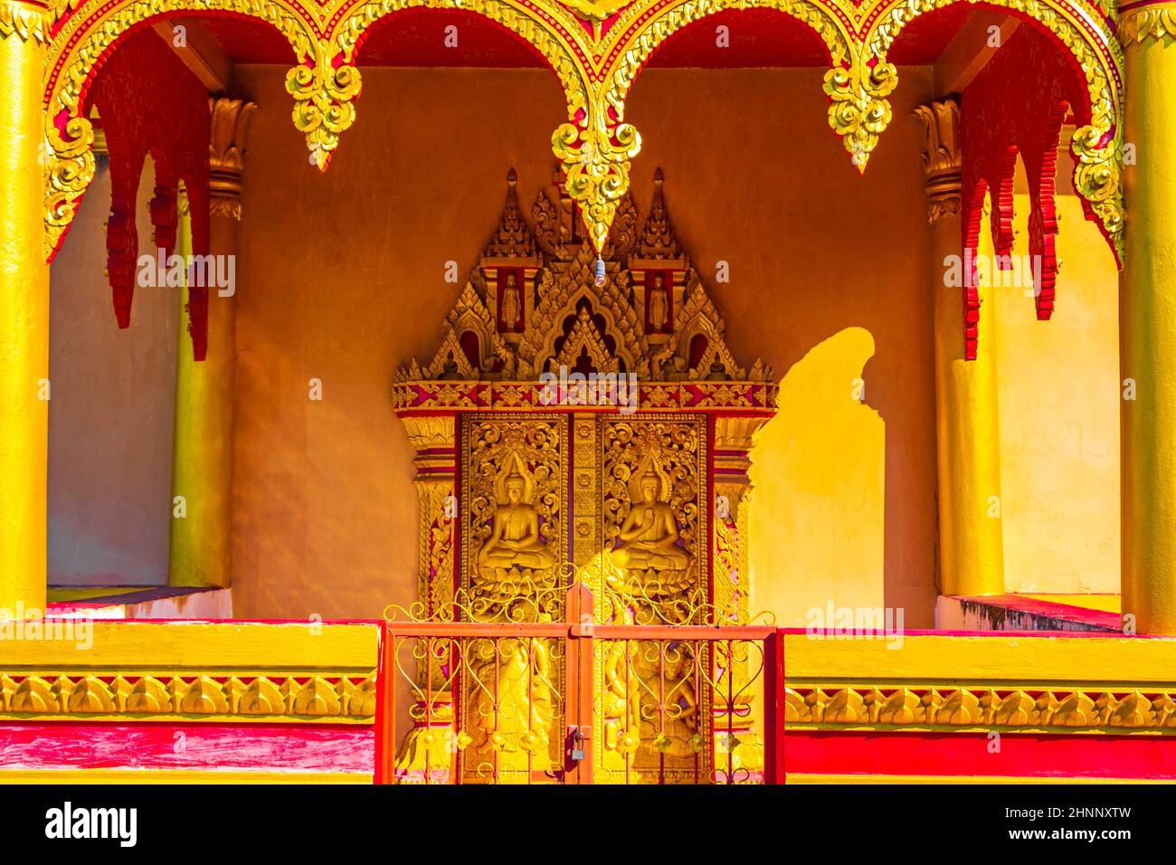 Wat Phol Phao tempio buddista porta d'ingresso Luang Prabang Laos. Foto Stock