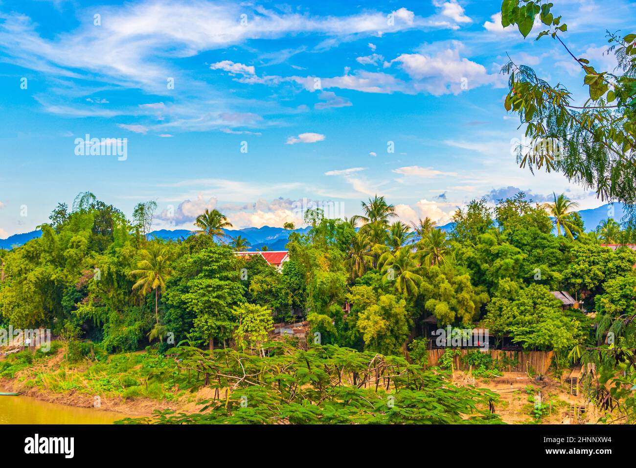 Luang Prabang città in Laos paesaggio panorama con fiume Mekong. Foto Stock