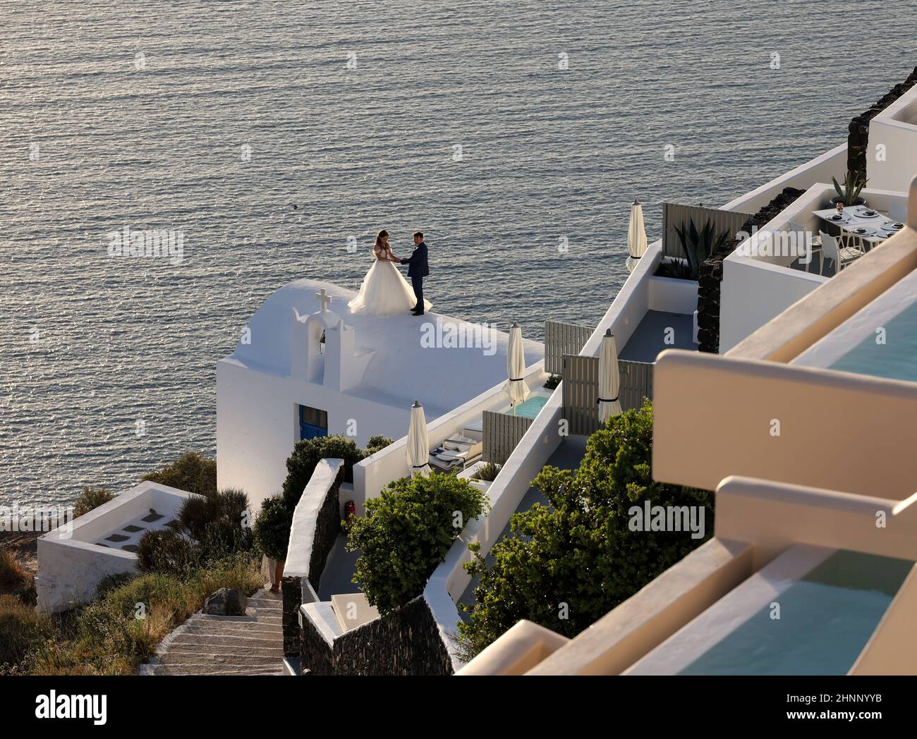 La sposa e lo sposo durante una romantica sessione fotografica a Imergovigli a Santorini Foto Stock