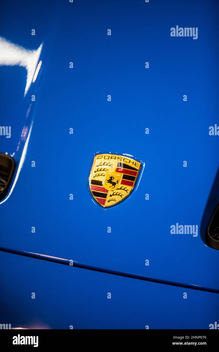 Porsche logo su una macchina Foto Stock