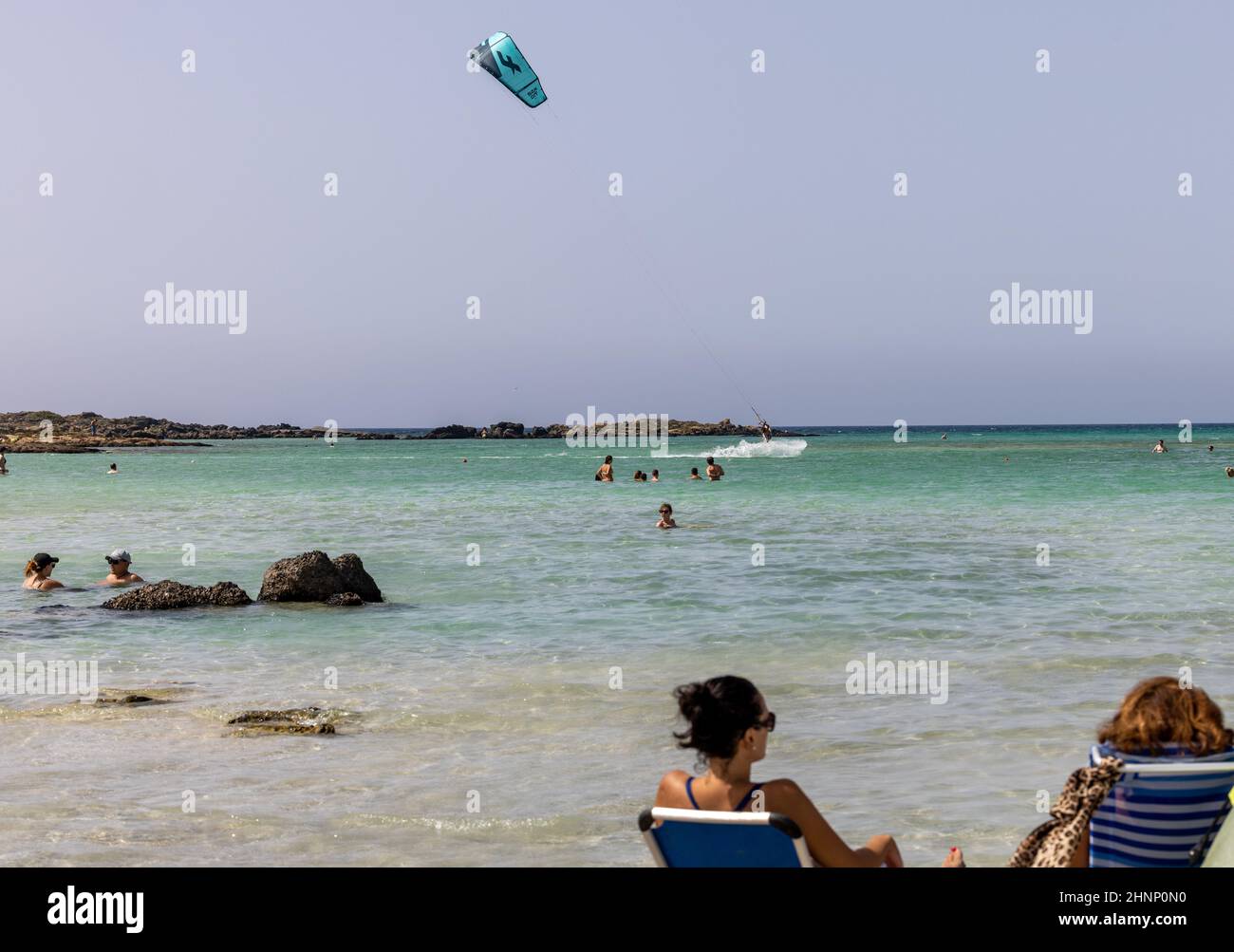 La gente si rilassa sulla famosa spiaggia di corallo rosa di Elafonisi a Creta Foto Stock