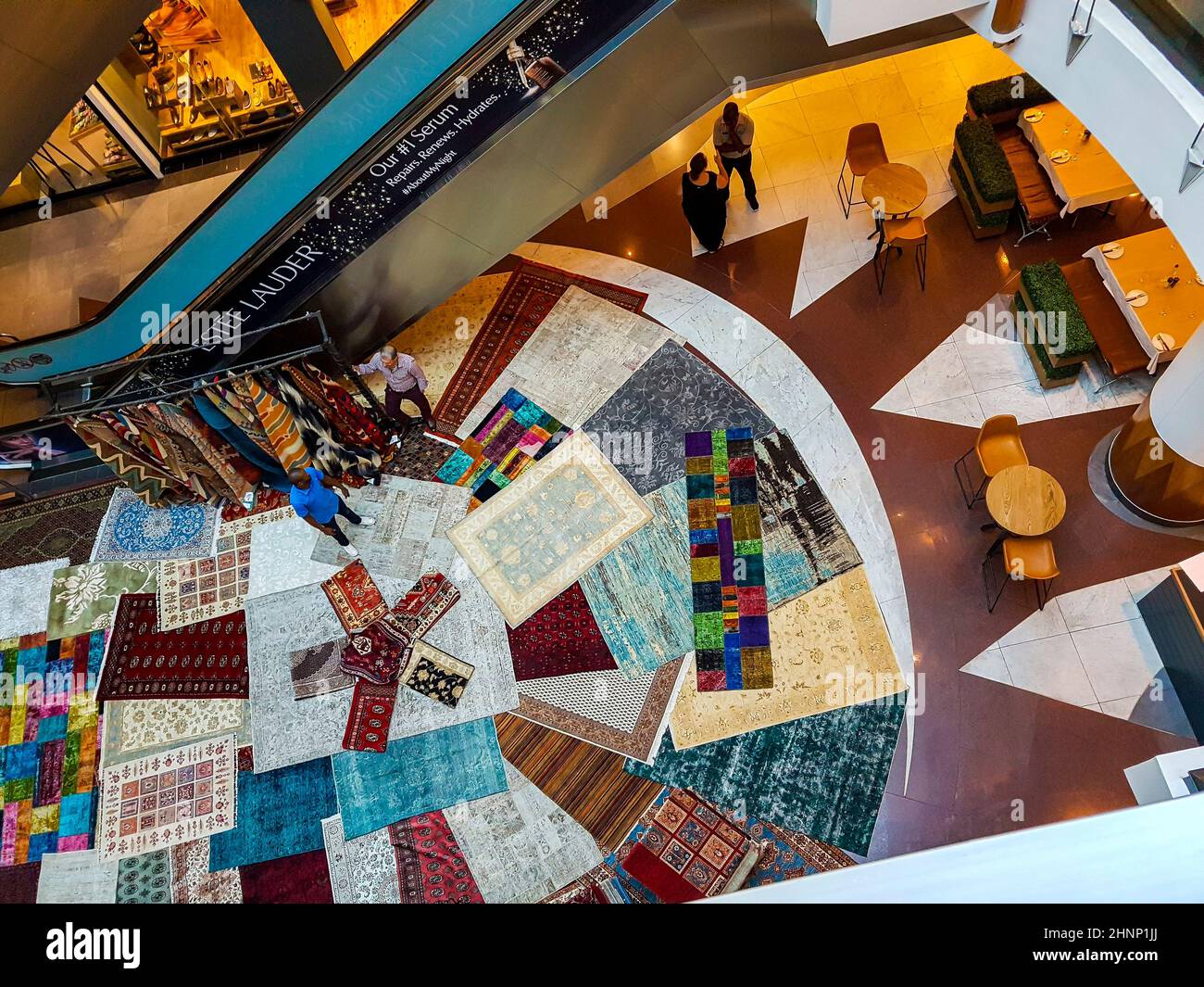 Centro commerciale all'interno visto dall'alto. Tappeti orientali in vendita. Foto Stock