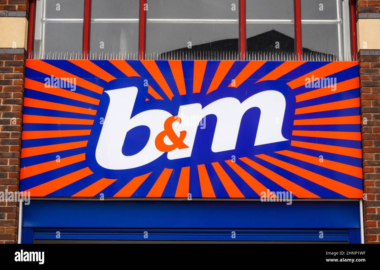 Cartello all'esterno del negozio Liverpool B&M Variety Foto Stock