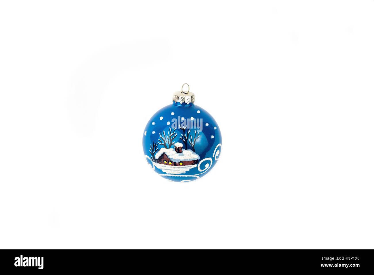 Palla blu con un giocattolo di Natale e Capodanno casa su un isolato sfondo bianco. Foto Stock