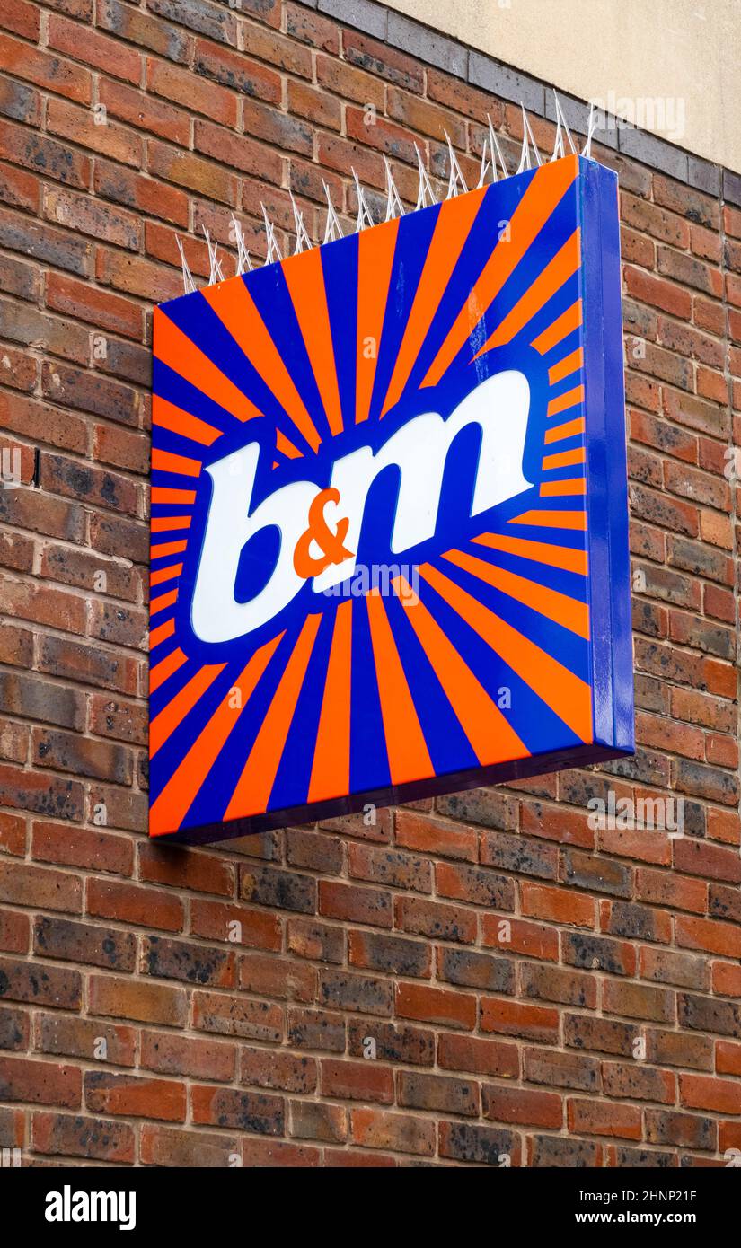 Cartello all'esterno del negozio Liverpool B&M Variety Foto Stock