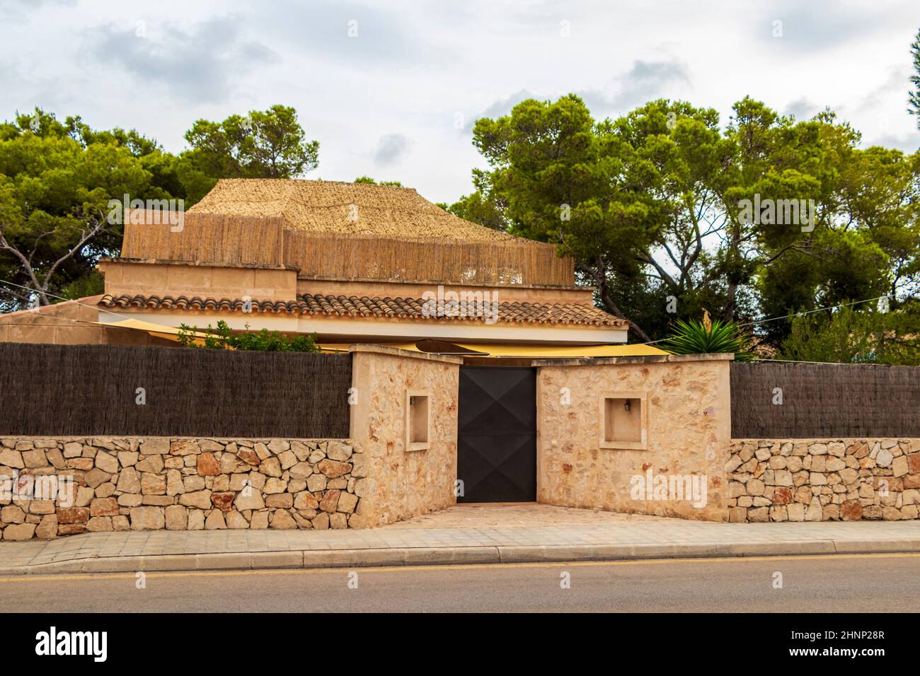 Casa tipica con giardino natura sull'isola Mallorca Spagna. Foto Stock