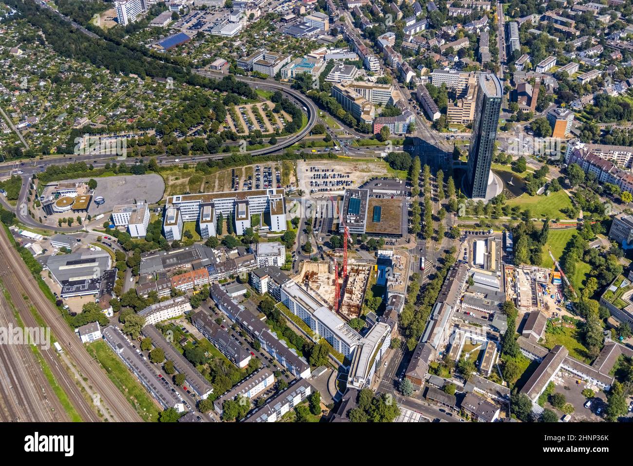 Vista aerea, cantiere e nuovo edificio UpperNord Tower a Mercedesstraße e ARAG alto-sorge nel quartiere Düsseltal a Düsseldorf, R. Foto Stock