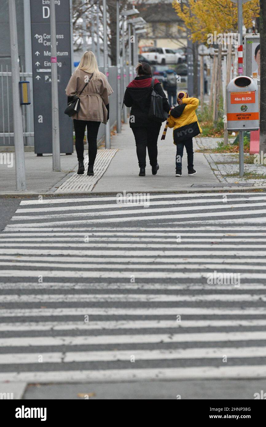 Fußgänger von hinten auf einem Zebrastreifen a Vienna, Österreich, Europa - pedoni da dietro su una traversata di zebra a Vienna, Austria, Europa Foto Stock