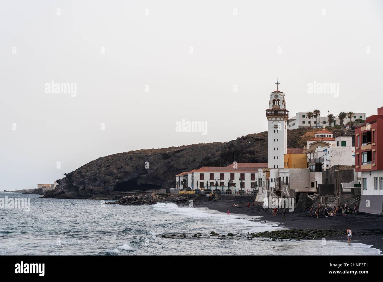 CANDELARIA, SPAGNA - 11 LUGLIO 2021: Vista della spiaggia comunale e della Basilica di nostra Signora di Candelaria. Foto Stock