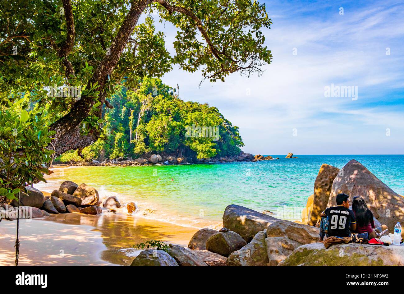 Piccola spiaggia di sabbia Lamru Nationalpark Khao Lak Phang-nga Thailandia. Foto Stock