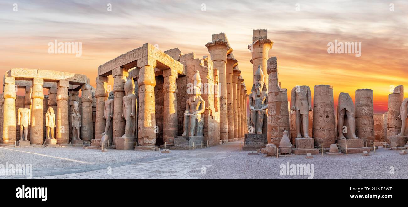 Tempio di Luxor, statue principali viste, bellissimo tramonto panorama, Egitto Foto Stock