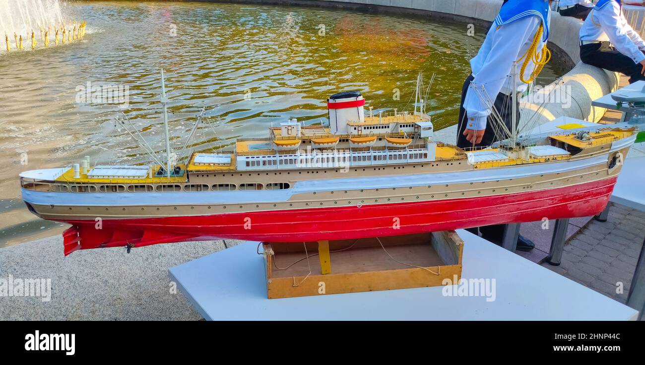 Il modello di legno fatto a mano di vecchio incrociatore militare sovietico Foto Stock