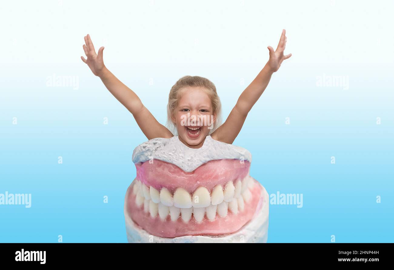Ragazza sorridente felice con dentista strumento Foto Stock
